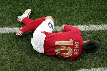 足球迎来了一个最让人遗憾的告别,足球那些感人的事