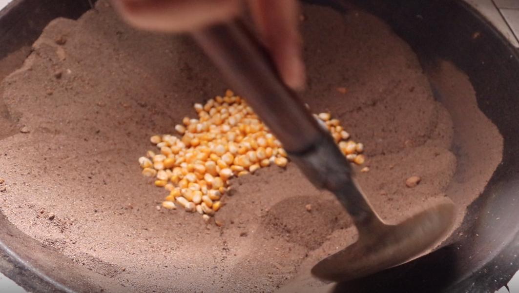 农村小伙走街串巷做爆米花,农村大哥自制老式爆米花