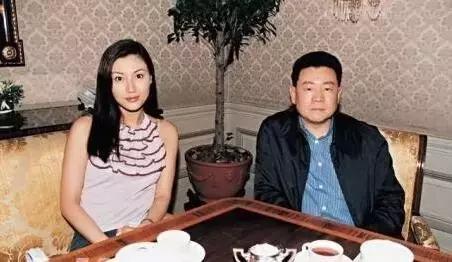 她比邓文迪更甄嬛，嫁大29岁重病富商，从狗仔逆袭为香港女首富