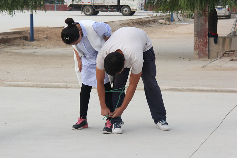 校园抱腿跑比赛,三溪初中运动会跑步比赛