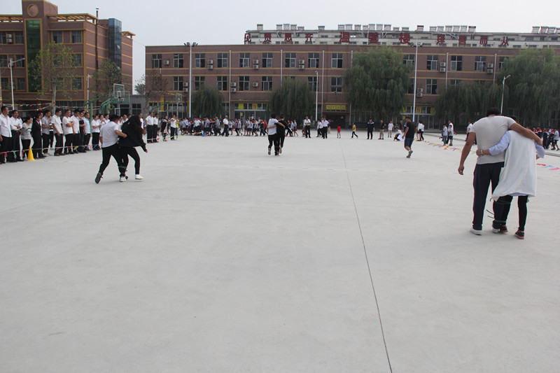 校园抱腿跑比赛,三溪初中运动会跑步比赛