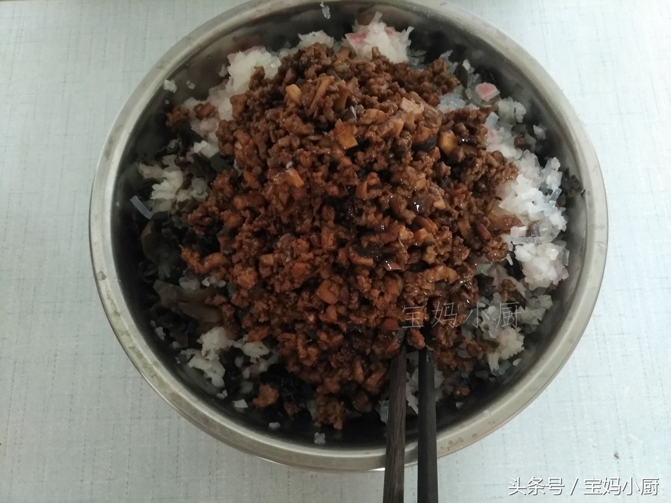 萝卜素馅包子最好吃的做法,自制香喷喷的猪肉萝卜馅包子