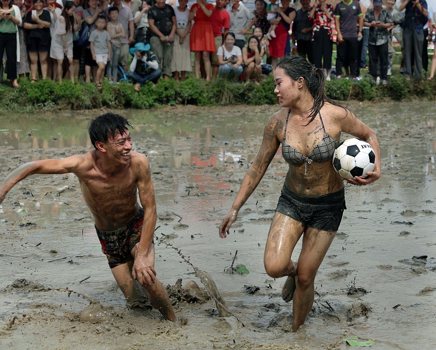 男女足球对抗比赛视频,泥地足球赛男女混战