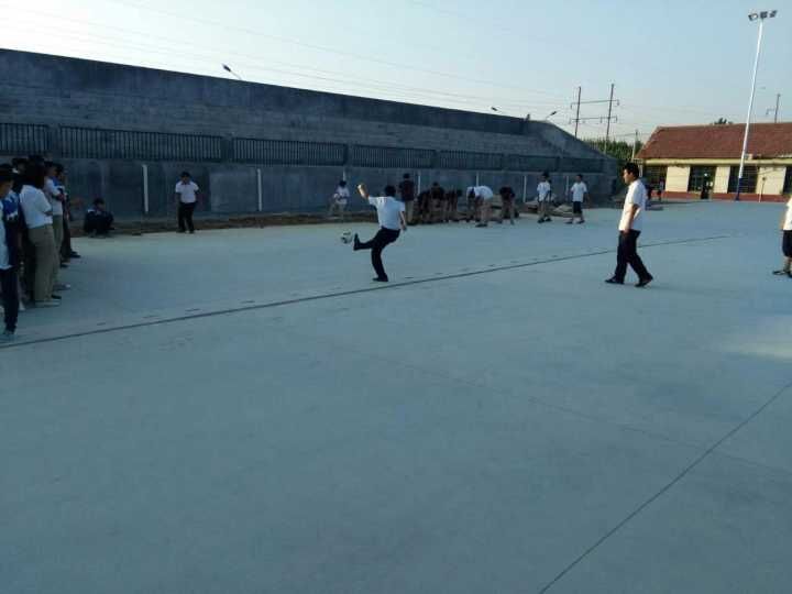 校园抱腿跑比赛,三溪初中运动会跑步比赛