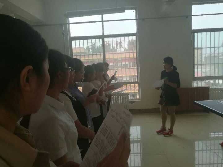 校园抱腿跑比赛,三溪初中运动会跑步比赛