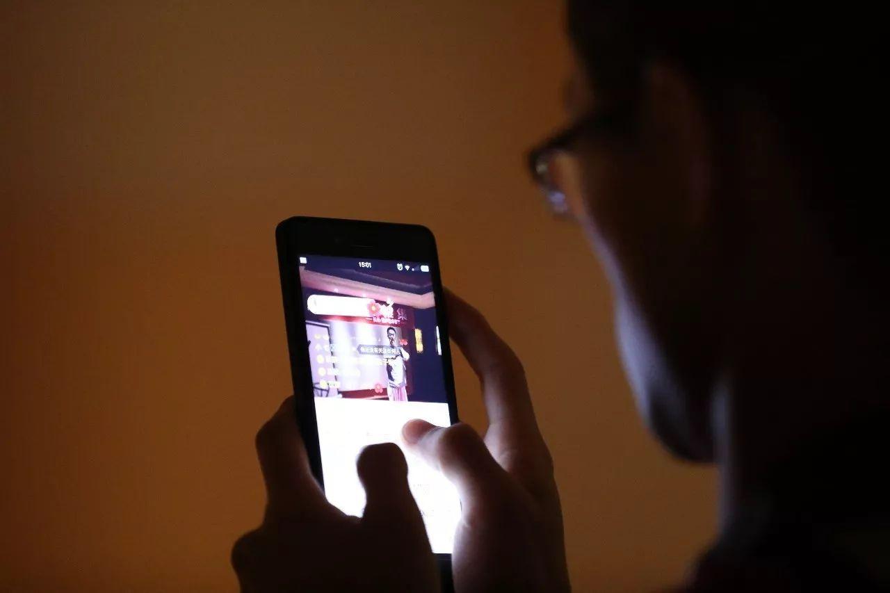 金风送爽同邀月下联,金风送爽迎中秋