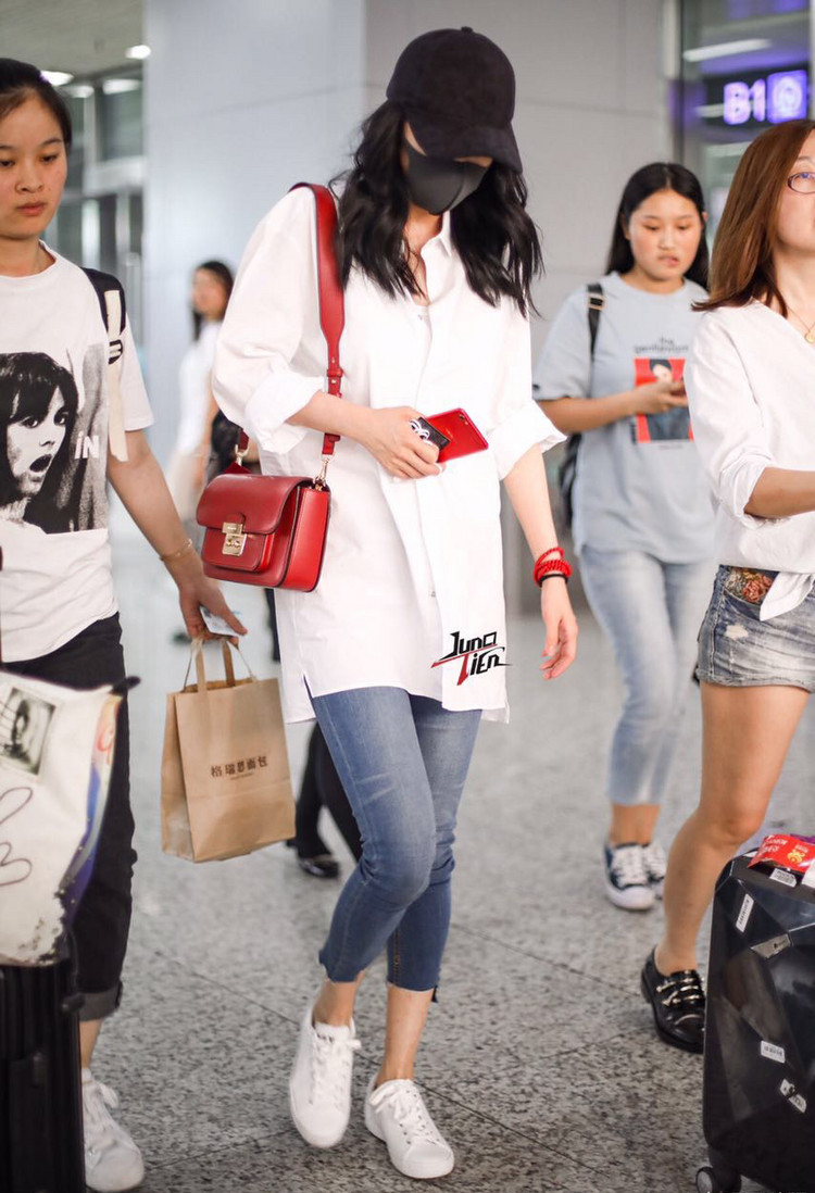 杨幂mk同款哪个颜色好看,深扒杨幂穿过的平价单品