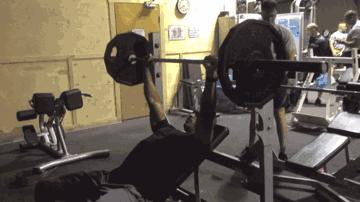 卧推挺腰视频,卧推挺肚子动作正确吗