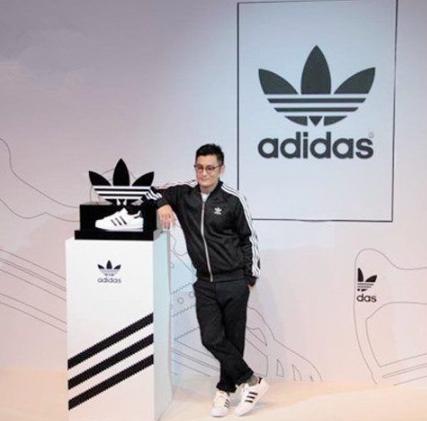 一双蓝色的篮球鞋adidas,adidas最顶尖系列篮球鞋
