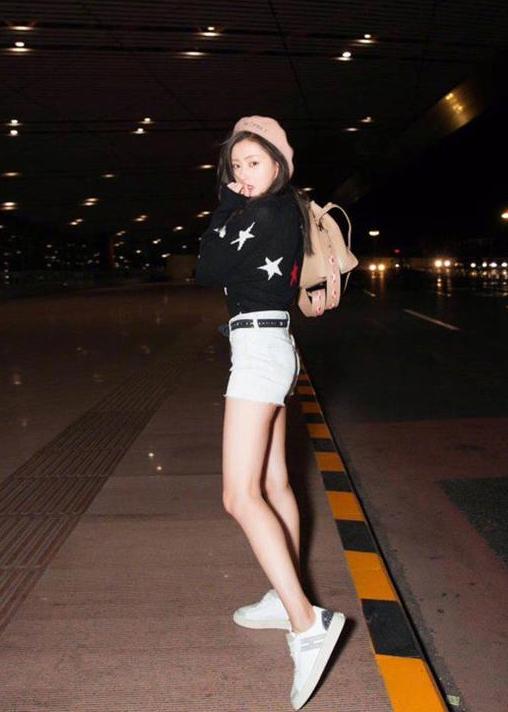 迪丽热巴走秀乔欣身穿红色抹胸裙,迪丽热巴杨幂唐嫣乔欣红毯秀