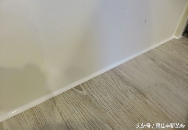 踢脚线不好看怎么弄下来,踢脚线如何装好看又实用