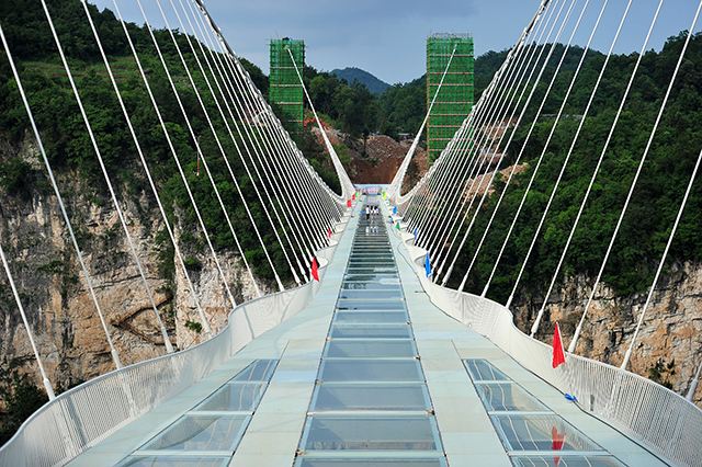 惊险刺激的炸裂玻璃栈道,吓尿玻璃桥视频