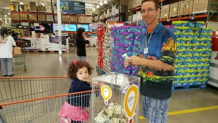 他是一名超市检票员，却依靠神奇画风，给大家带来快乐