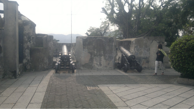 澳门大三巴牌坊大炮台对准哪里,澳门大三巴牌坊大炮台