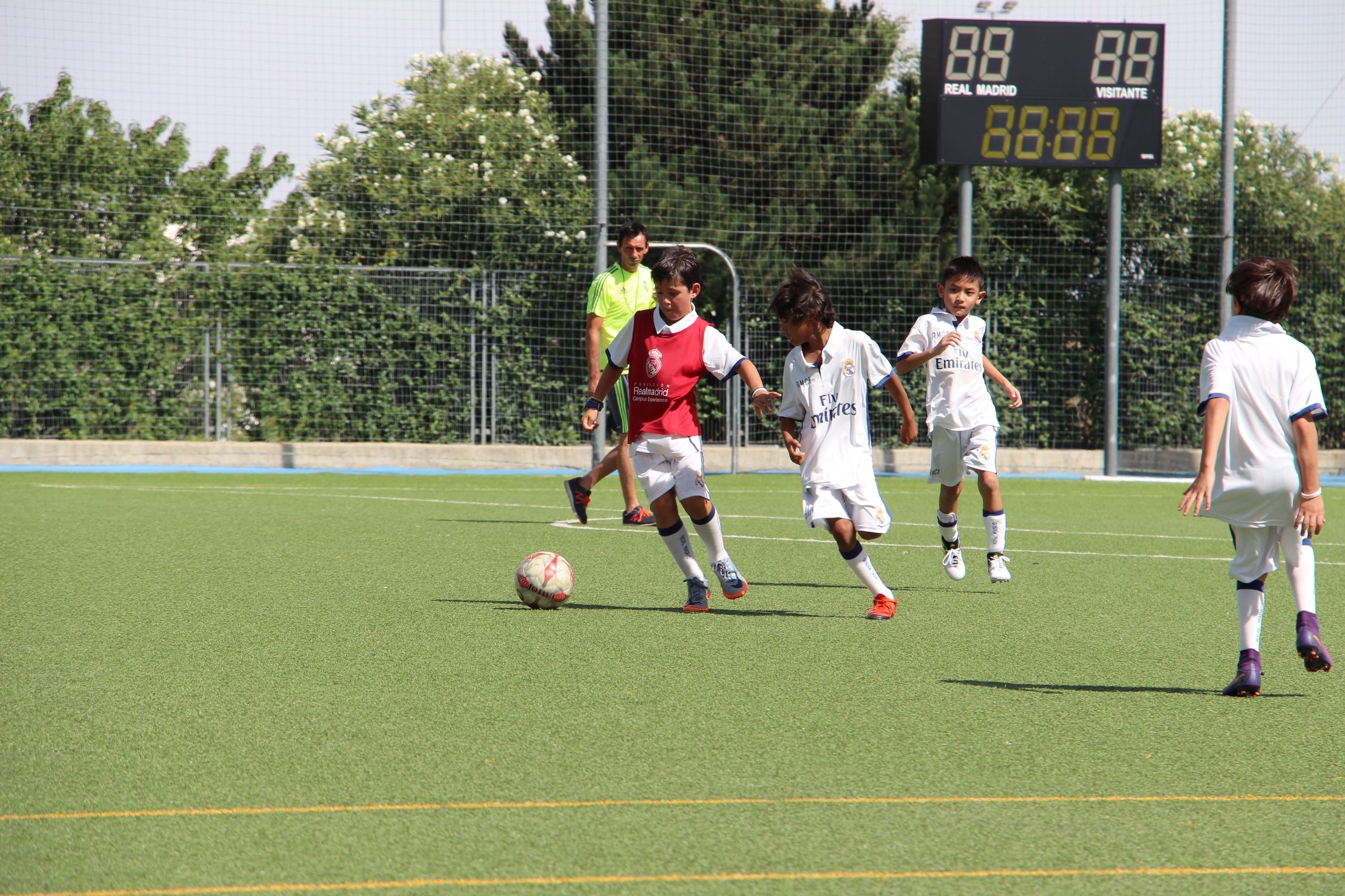 孩子几岁开始踢足球比较好,小孩子几岁开始学足球比较合适