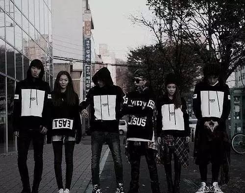 你盲目的对各大潮牌如数家珍，却不知在别人眼里你只是FUCCBOI