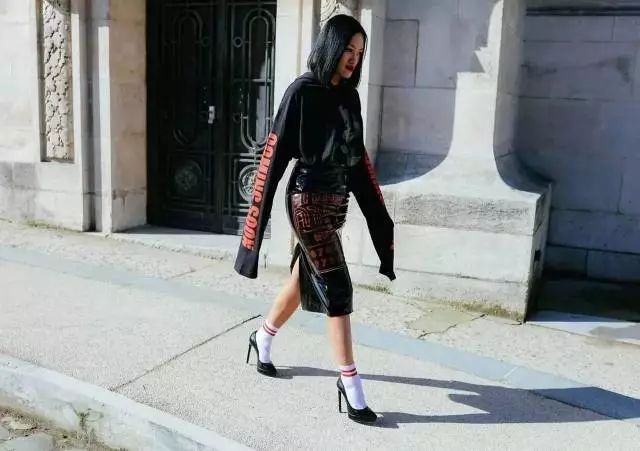 你盲目的对各大潮牌如数家珍，却不知在别人眼里你只是FUCCBOI