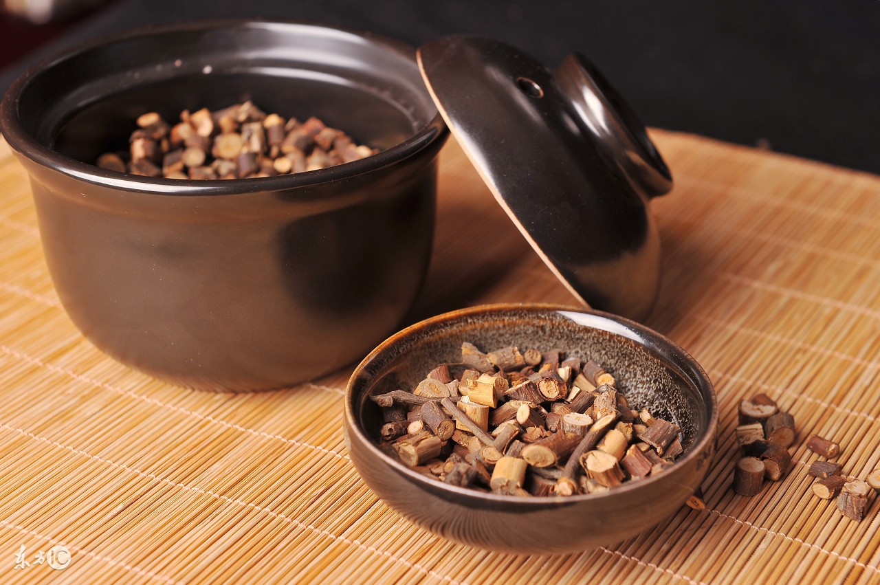 手脚冰凉湿气重月经少泡脚加什么,手脚冰凉泡脚怎样调理