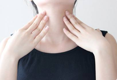 一条颈纹老十岁教你一招淡化,年纪小就有一条很深的颈纹
