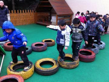 幼儿园自制体育器械有哪些,幼儿园自制户外体育器械手脚并用