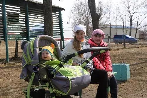 开着小车哼着小曲,开着车哼着歌结果一面包车掉头