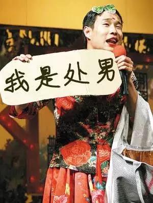 男子打火机检测液化气,男子点打火机测试液化气罐是否漏