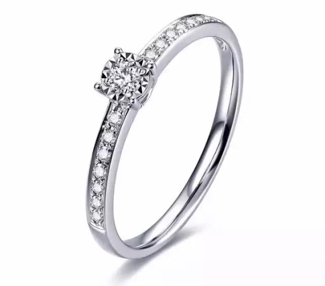 婚戒是定制还是买,婚戒买钻石还是莫桑钻