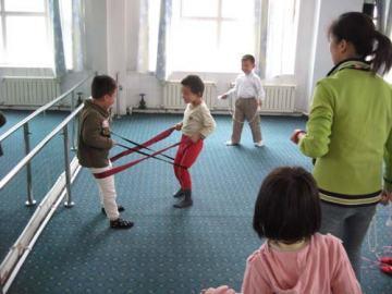 幼儿园自制体育器械有哪些,幼儿园自制户外体育器械手脚并用