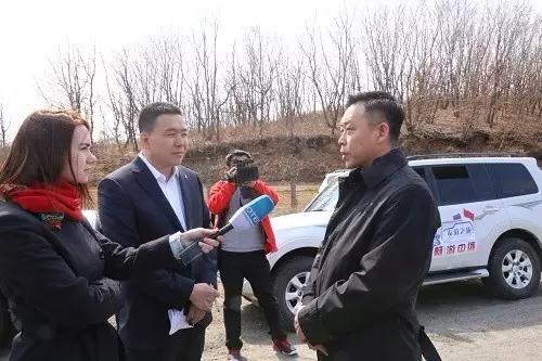 开着小车哼着小曲,开着车哼着歌结果一面包车掉头