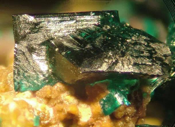 蓝宝石原矿全过程,迪拜顶级奢侈原矿宝石