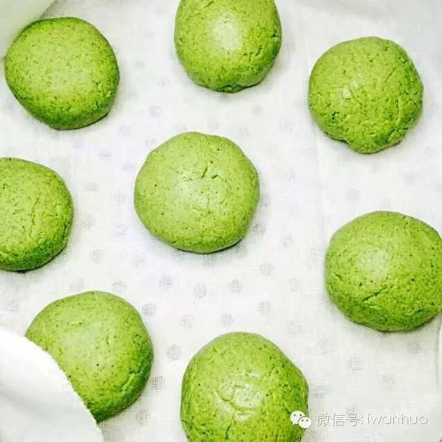 如何制作咸蛋黄肉松青团,咸蛋黄肉松酥教程