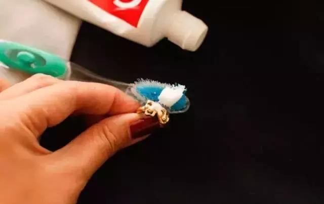 首饰脏了在家怎样清洗,首饰脏了怎么来清洗