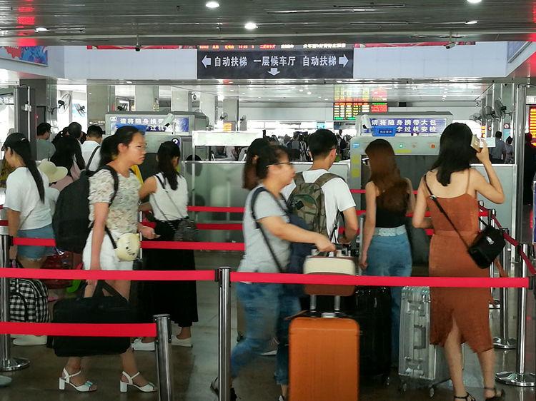 国庆最后一天的北海车站，火车站挤死人，汽车站空寥寥