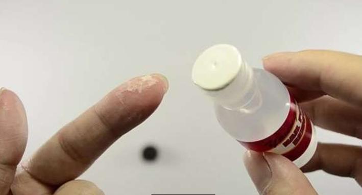 不小心被快干胶黏住手指怎么办？有了这些方法就不用着急了