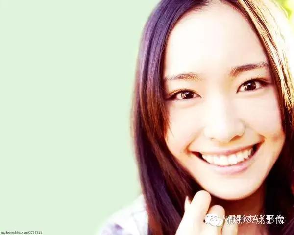 拍照怎么笑得好看又自然不露牙,拍照时如何笑得更好看更自然