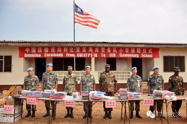 赴马里维和部队开展援助,中国赴黎维和官兵帮助当地学校