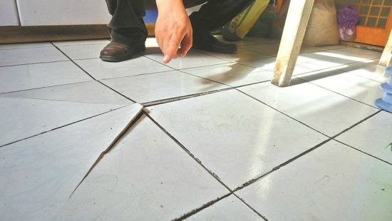 地板砖拱起还能这样做，姜还是老的辣，师傅的方法比网友管用多！