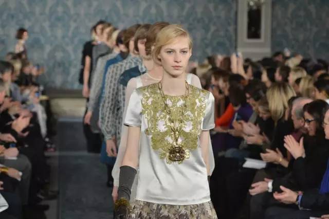 toryburch最火的视频,toryburch为什么要排队