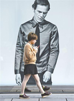 四川男子淡定过马路被大车撞飞,男子低头看手机过马路被撞飞