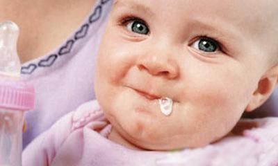 婴儿呛奶的紧急处理方法,婴儿呛奶时的正确处理方法