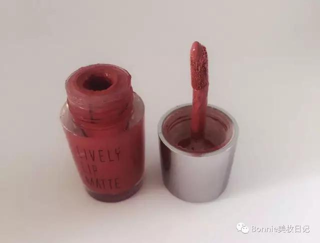 为什么我们种草的口红好看,为了口红铺了10层粉