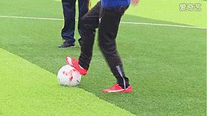 鹿晗曼联争四关键战,鹿晗带关晓彤看足球比赛