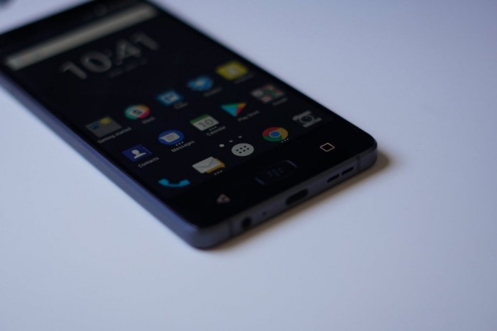 鞭策设计师的节奏黑莓新手机BlackBerryMotion竟然这样设计