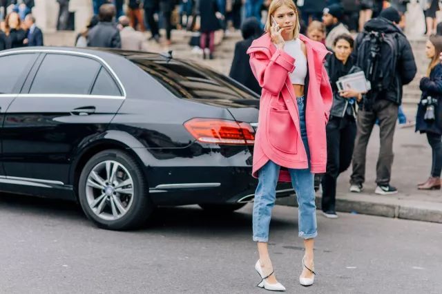 粉色大衣怎么搭配衣服好看,粉色大衣的里面怎样搭配好看