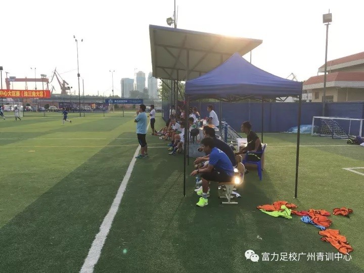 富力青年足球拉练,富力足球学院训练