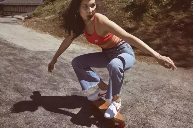 bellahadid运动穿搭,bellahadid同款运动小白鞋