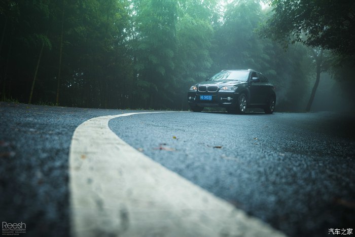 宝马X6，不谈性能如何！自驾遇上大雨还被拍成大片，颜值绝对够！