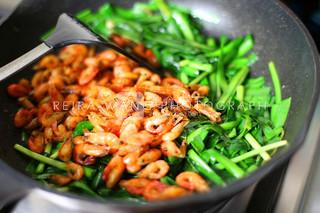 韭苔炒河虾的做法视频,春韭炒河虾家常做法