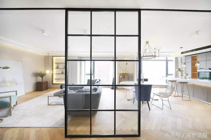 她家竟然有两个衣帽间、两个厨房！