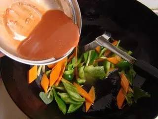 如何让菜品看起来油亮,教你1招口感脆嫩又入味